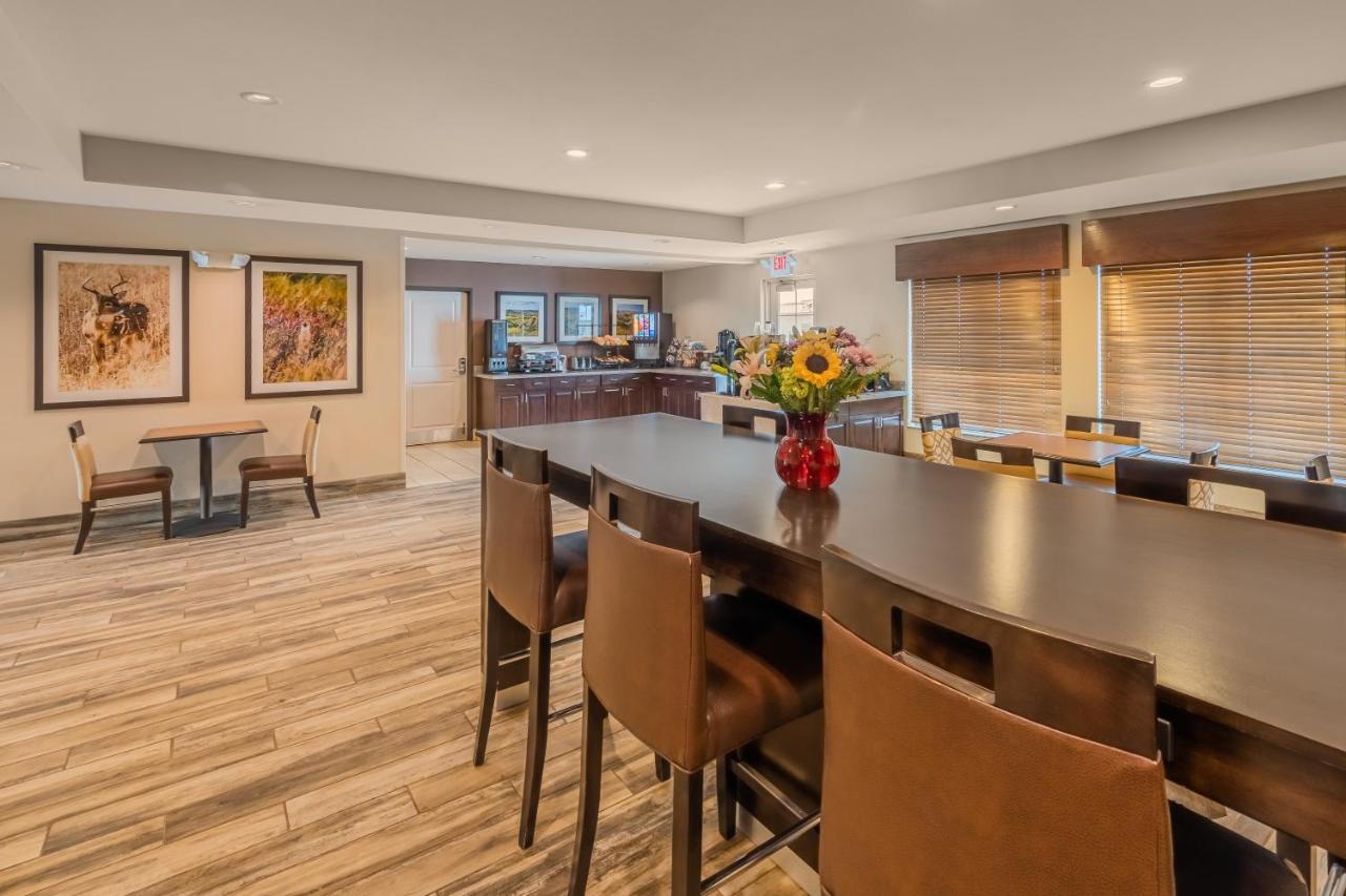 Landmark Suites - Williston Bagian luar foto