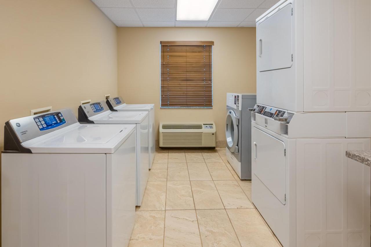 Landmark Suites - Williston Bagian luar foto